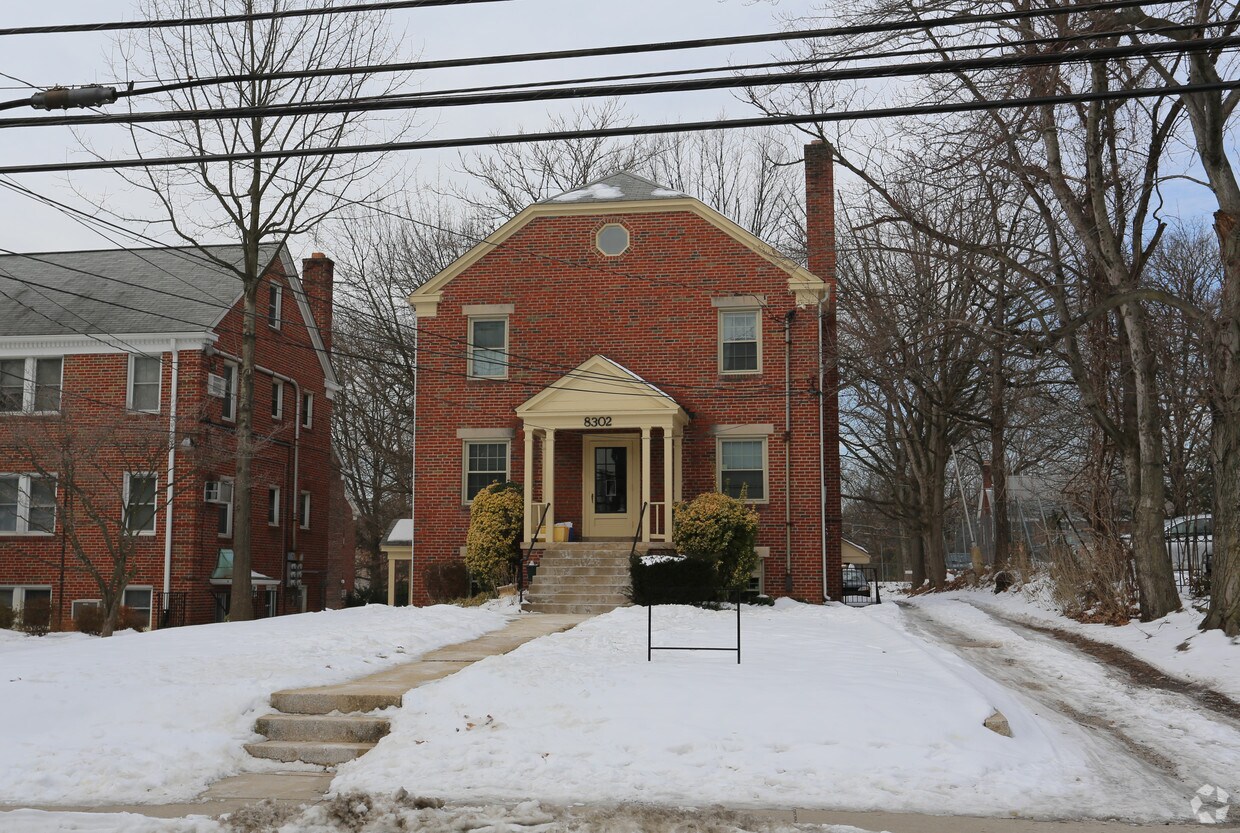 Foto del edificio - 8302 Flower Ave
