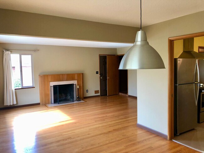 Building Photo - N0400