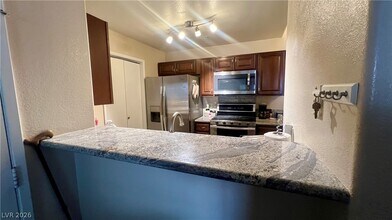 Building Photo - 950 Seven Hills Dr