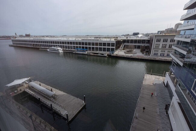 Foto del edificio - 100 Pier 4 Blvd.