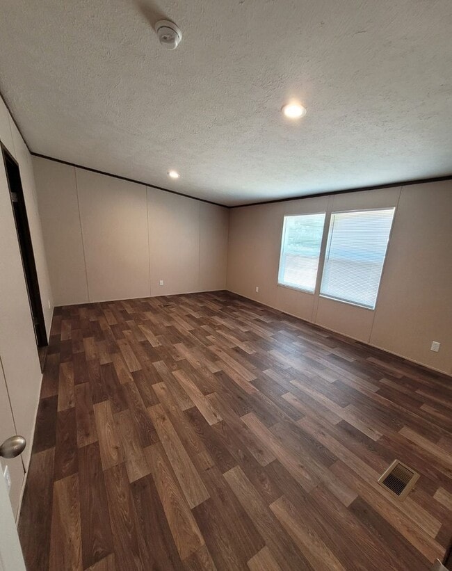 Building Photo - 165 Silver Cir