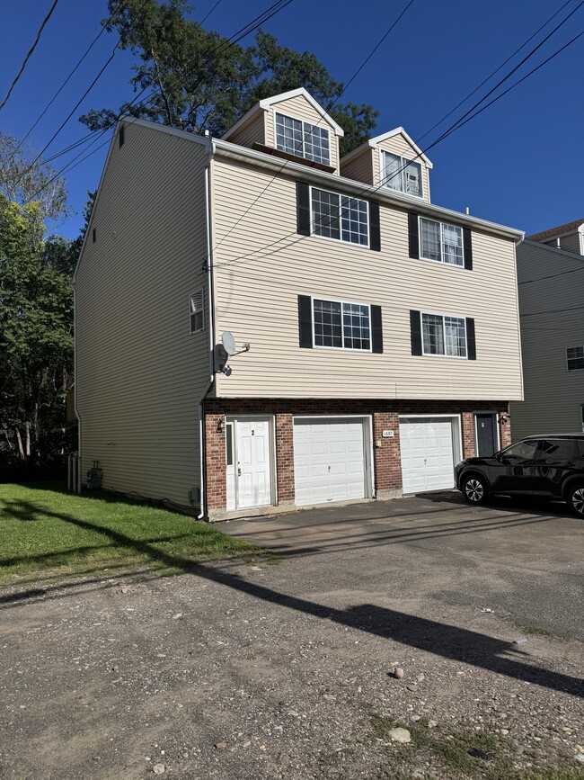 Building Photo - 1687 Litchfield Turnpike