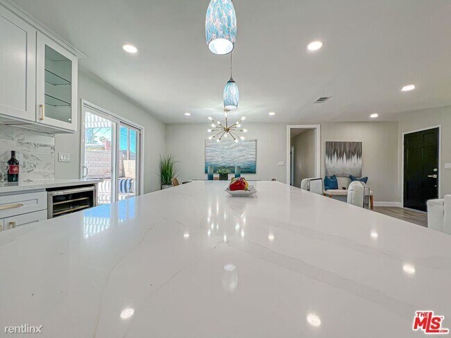Foto del edificio - 3 br, 2 bath House - 631 Darrell St