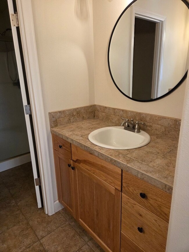 Building Photo - 2 story townhome close to trails!