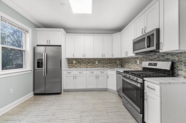 Building Photo - 71 W 54th St