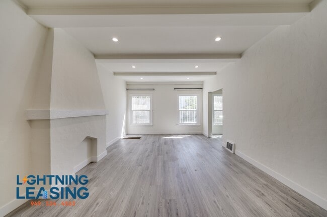 Foto del edificio - 7733 Oakwood Ave