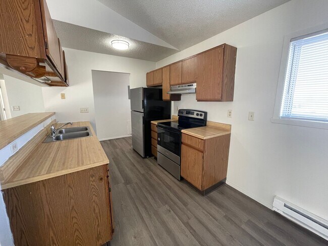 Foto del edificio - 1 Month Free on a 12-Month Lease - 3 bed 1 bath in West Fargo!!