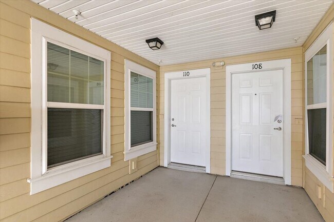 Building Photo - Spacious 2/2 Condo located in the highly s...