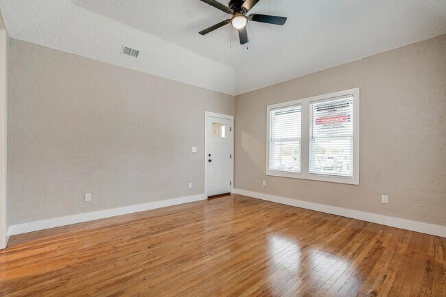 Sala de estar - 316 W Cypress St
