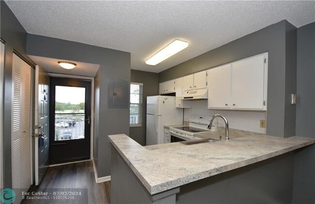 Building Photo - 2226 N Cypress Bend Dr