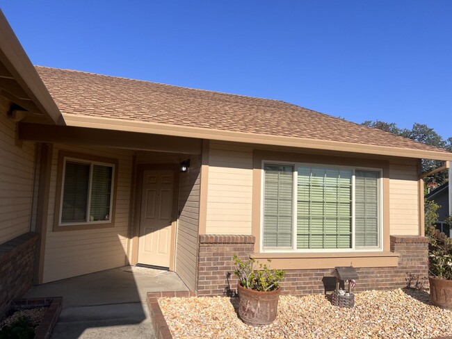 Building Photo - 4 Bedroom Home off of Peppertree (North Hi...