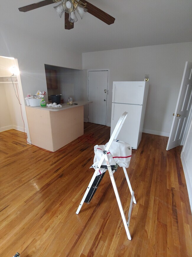 Building Photo - 4915 W Belle Plaine Ave