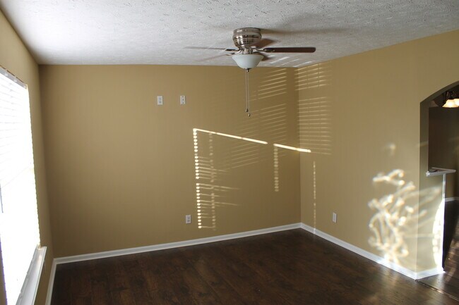 Foto del edificio - Lovely 3 Bed Room With 2 Baths, Gated Home (Updated pictures coming soon)