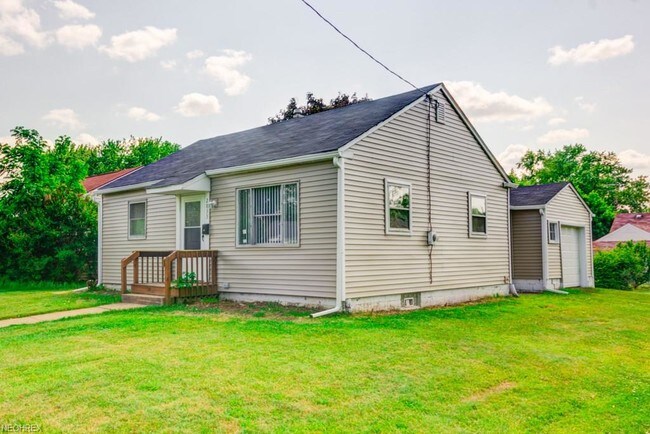 Building Photo - 2833 Ellis Ave NE