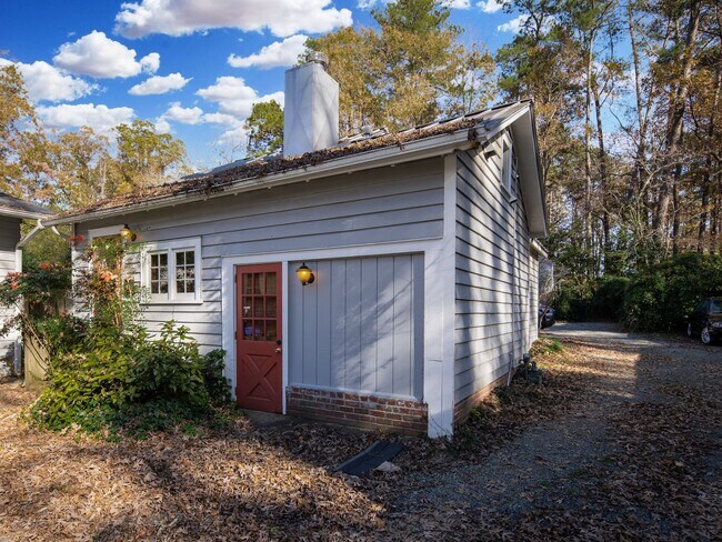 Foto del edificio - Adorable 1 Bed, 1 bath cottage available late July - Amazing Location!