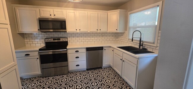 Foto del edificio - Charming 3-Bedroom 1-Bathroom Home