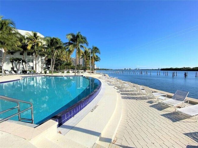 Foto del edificio - 750 NE 64th St