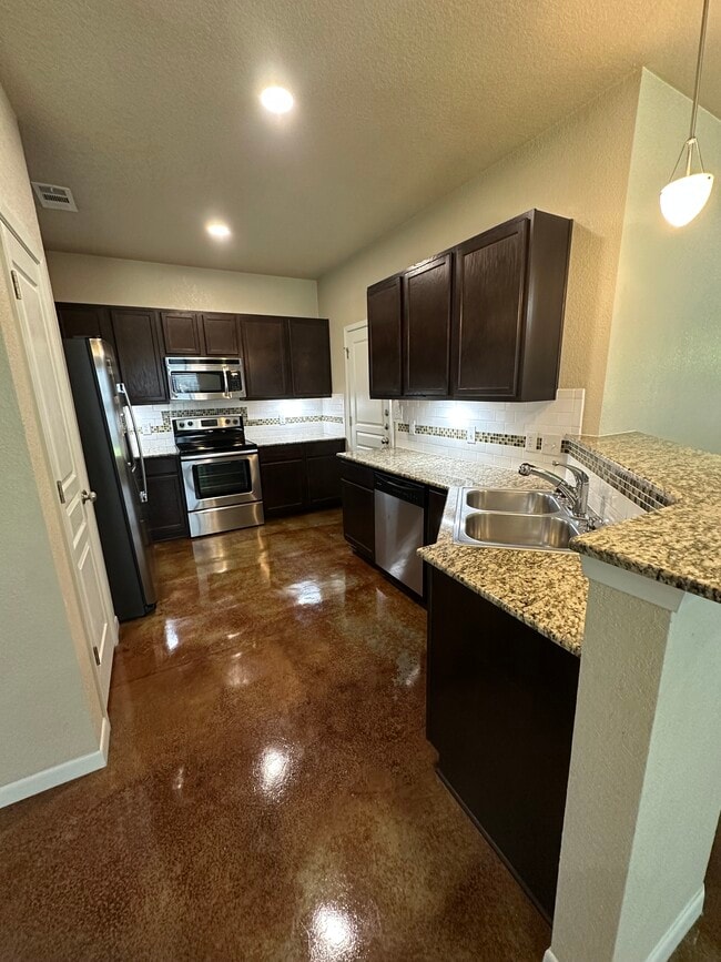 Building Photo - 2108 Pinckney Ct