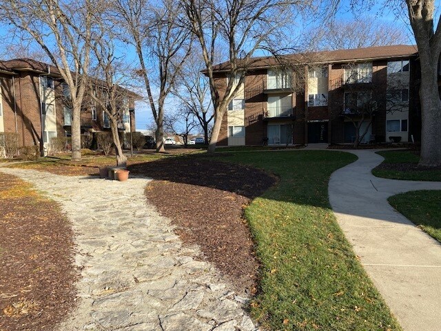 Foto del edificio - 5S100 Pebblewood Ln