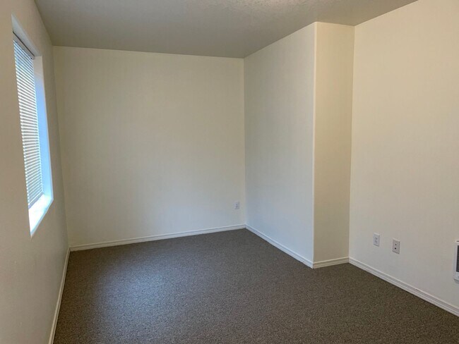 Building Photo - 2747 SE 84th Ave