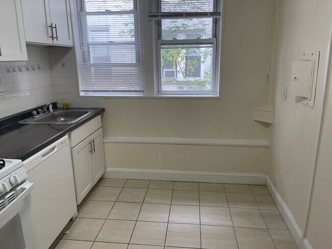 Building Photo - Nice sunny 2 bed , Big bedrooms with Heat and Hot water Inc  1 FREE MONTH RENT  Easy choice $883 ...