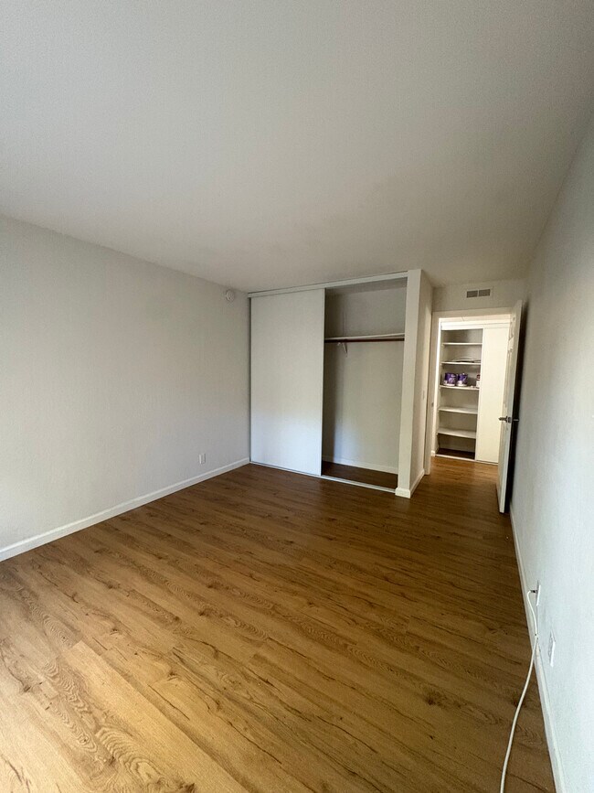 segundo dormitorio - 350 N Civic Dr