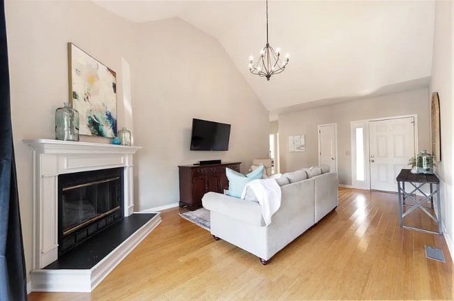 Foto del edificio - 404 Crestfield Ct