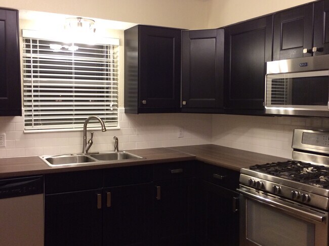 Building Photo - 6733 NW Compass Dr