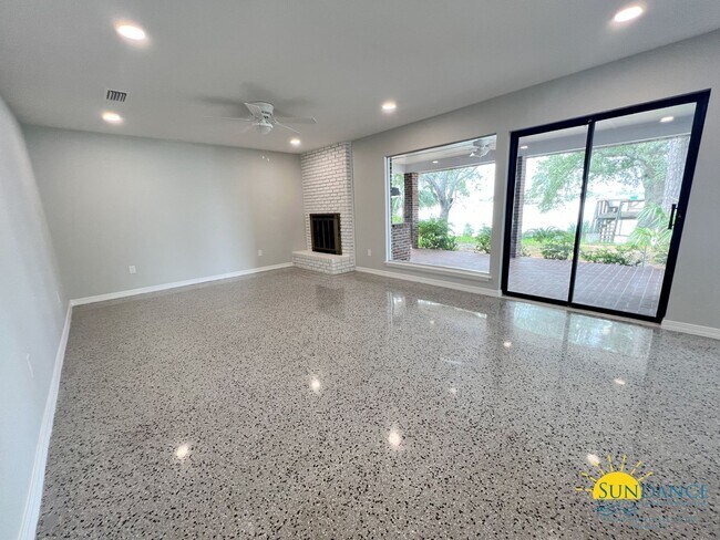 Building Photo - Waterfront Okaloosa Island Home, Call Today!