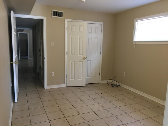 Building Photo - 423 S Murat St