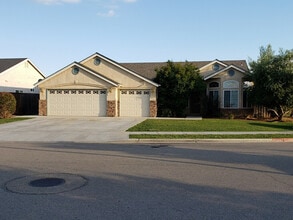 Building Photo - 2121 Lorena Ave