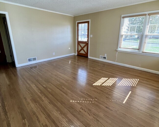 Foto del edificio - Charming Corner Lot with Large Backyard & ...