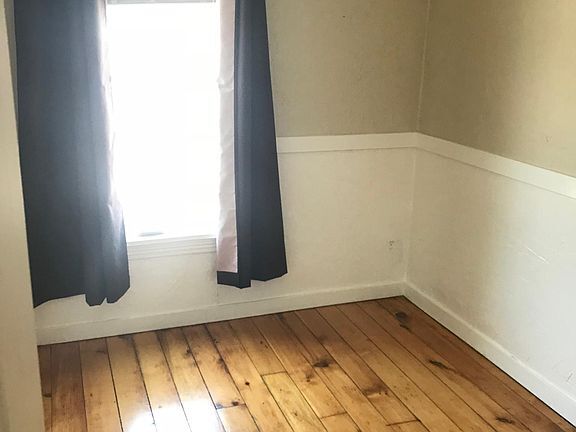 Livable Den - 690 Lowry Ave NE