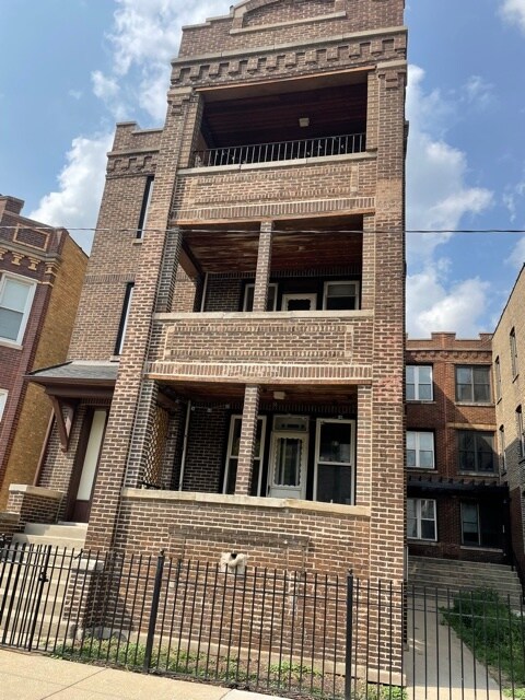 Building Photo - 2740 W Cortland St
