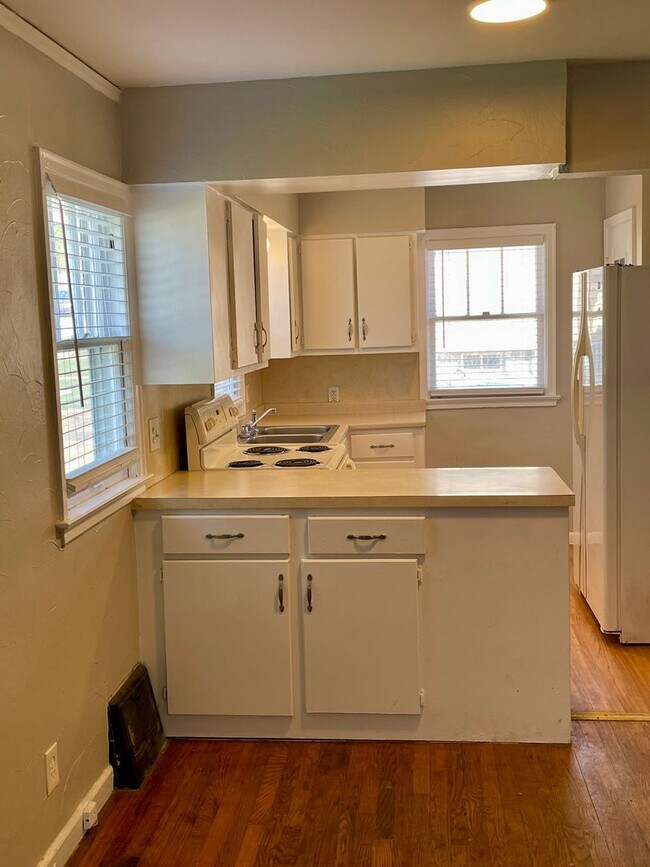 Building Photo - Spacious 2 Bedroom, 1 Bath Home Available ...