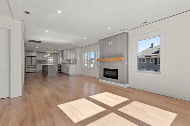 Foto del edificio - 158 N Beacon St