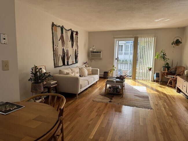 Foto del edificio - 8 Robinwood Ave