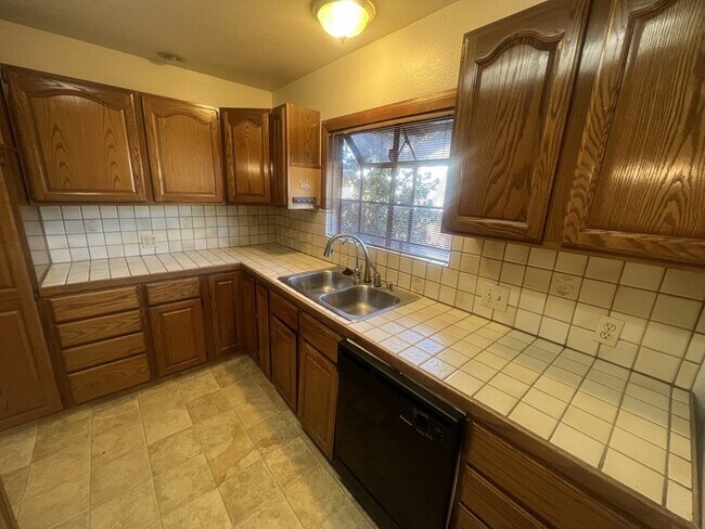 Building Photo - Beautiful 3 Bedroom Home in Great Campbell...