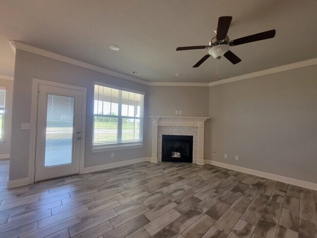 Building Photo - 940 Skyline