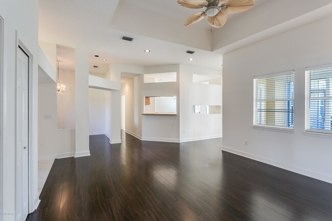 Building Photo - 712 Sandringham Dr