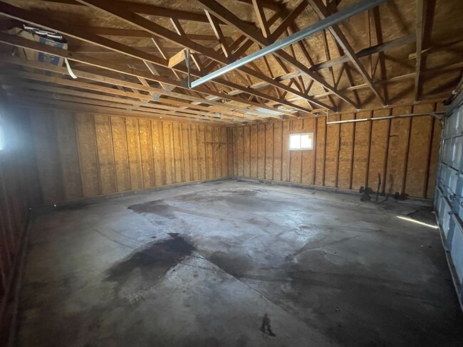 Building Photo - Spacious 2 bed, 1 bath home for rent in NE Waterloo available IMMEDIATELY .