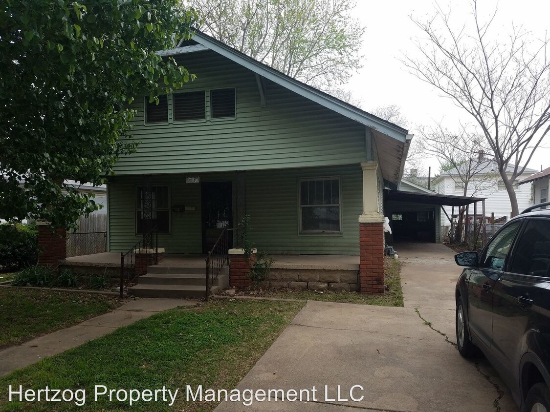 Primary Photo - 205 1/2 S Elm St