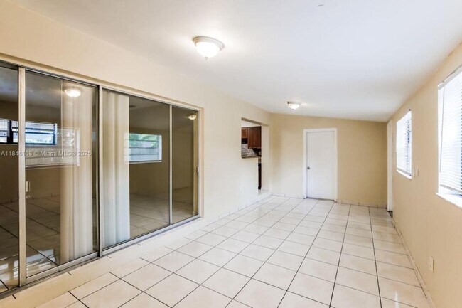 Foto del edificio - 1120 NE 160th St