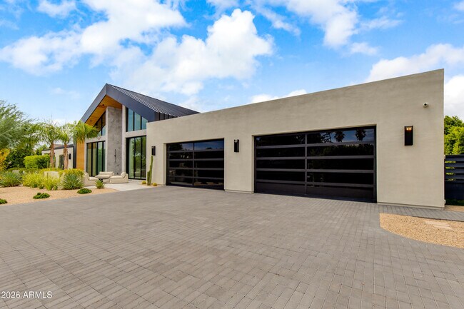 Building Photo - 5020 N Chiquita Ln
