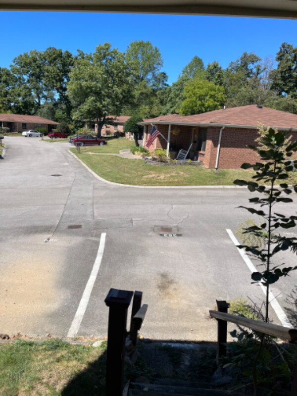 Building Photo - 381 Deer Lake Dr