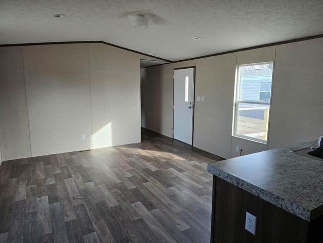 Building Photo - 814 S Kern Ave