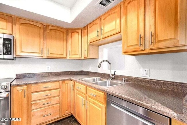 Building Photo - 1530 S River Dr