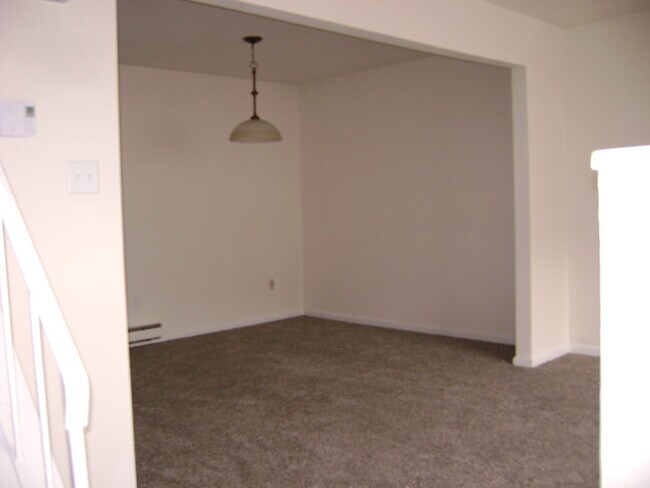 Foto del edificio - 3BR Townhome with garage! - Northampton School District