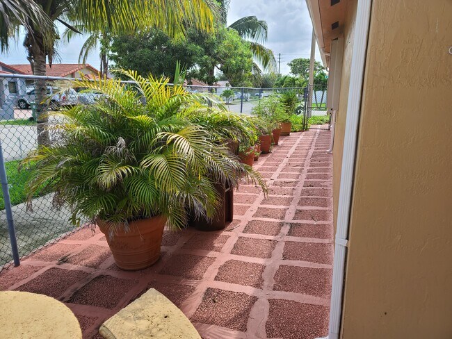 Fence Patio/patio cercado - 6996 W 24th Ct