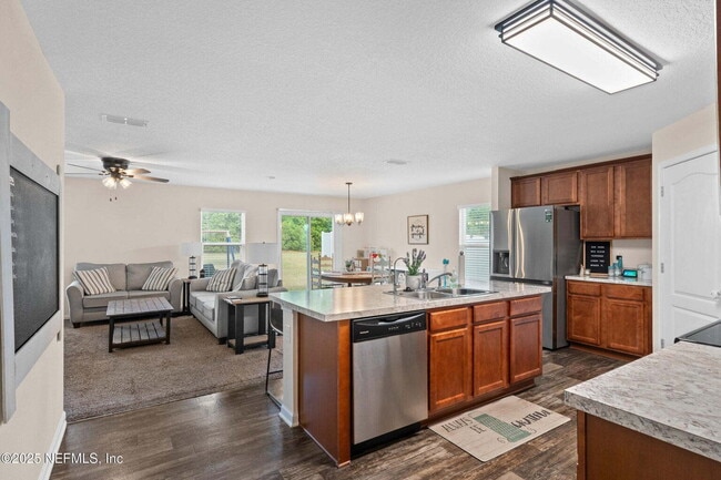 Building Photo - Welcome home to this beautiful 4 bedroom, ...